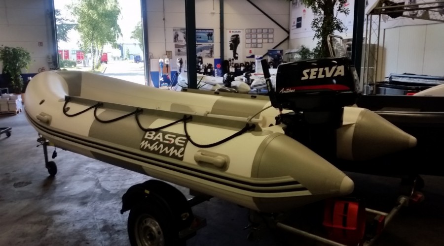 Nieuwe overjarige Base 420 RIB met gebruikte Selva 25pk en Riba trailer