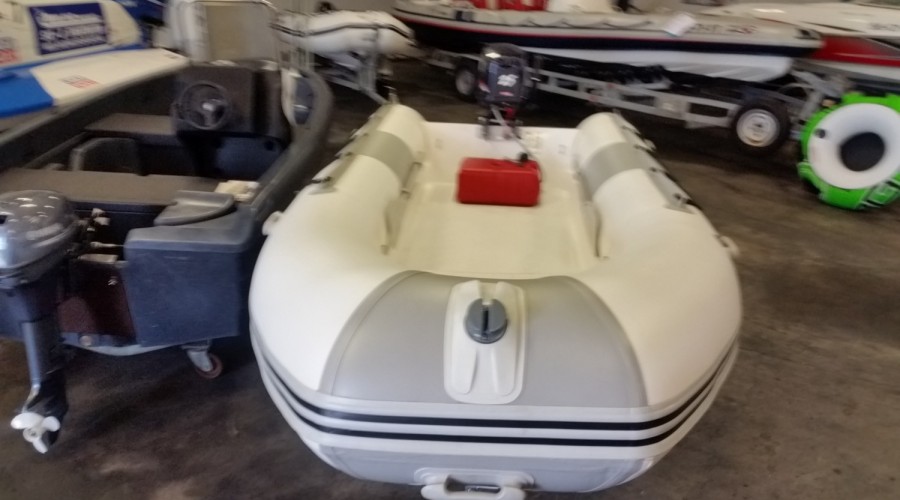 Nieuwe overjarige Base 420 RIB met gebruikte Selva 25pk en Riba trailer