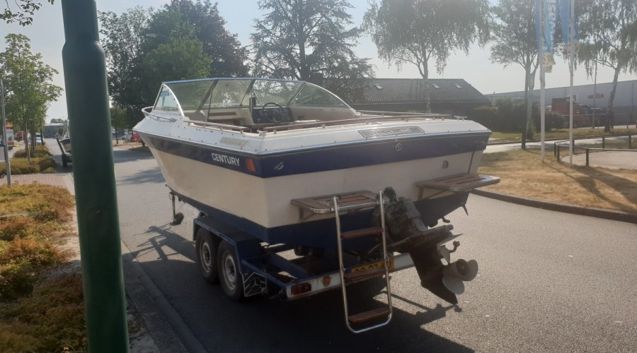 Century speedboot met motorschade