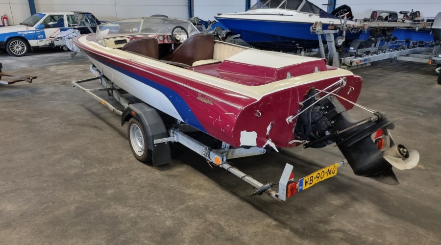 Capital Thunderbolt 18 met V8 motor en trailer