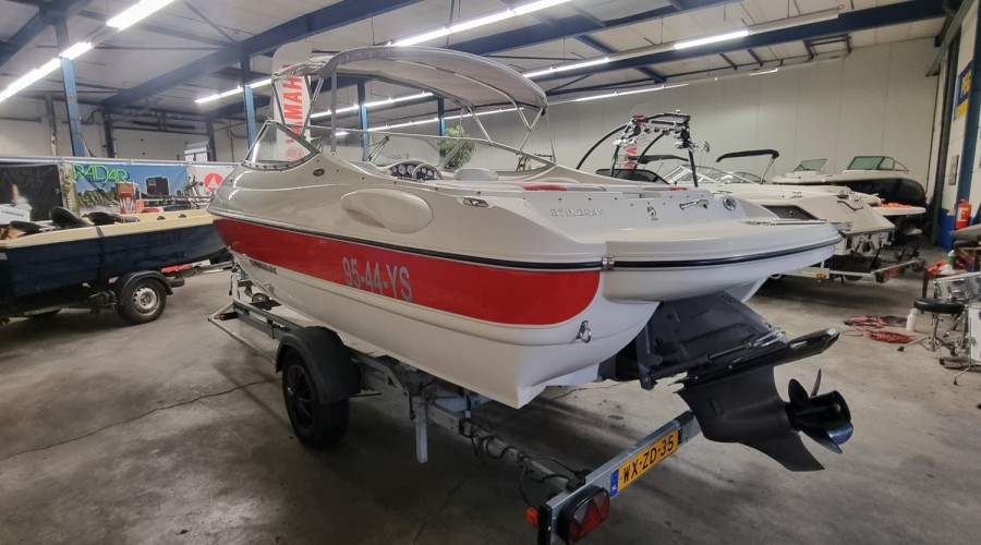 Stingray 205 CX 5.0 MPI met trailer en slechts 149 uur
